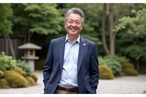 笑顔で日本の伝統的な庭を背景にした創設者の田中氏